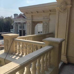 长春 黄金麻别墅外墙干挂雕花配合阳台栏杆花瓶柱