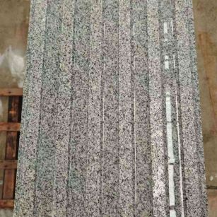 长春 芝麻白花岗岩荔枝面雕刻盲道，盲条