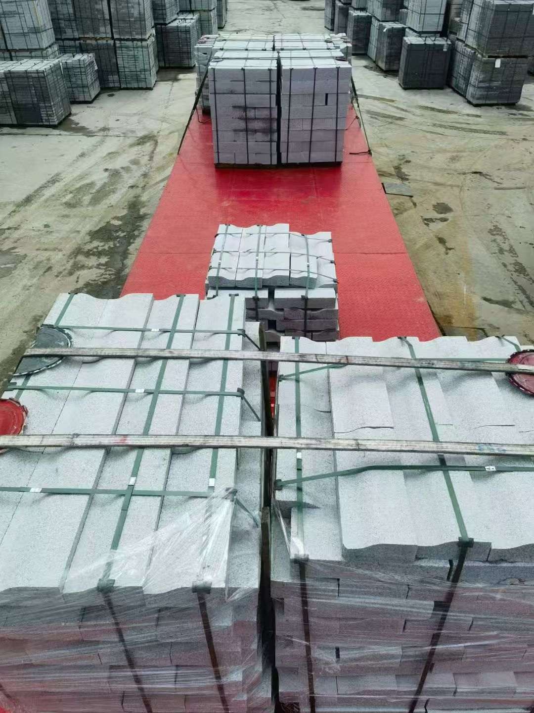 长春 芝麻白仿形加直形路沿石出货日常