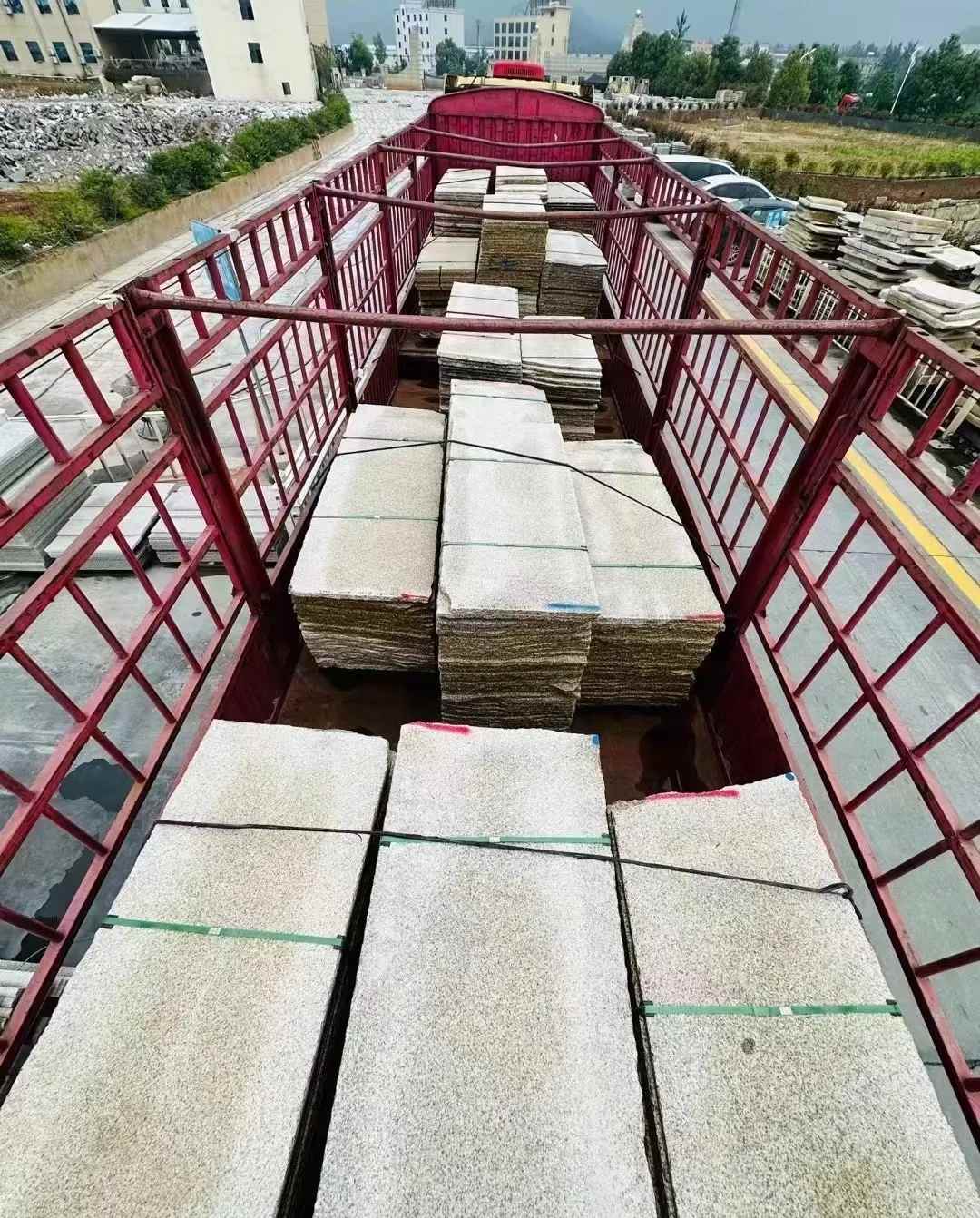 长春 黄金麻花岗岩荔枝面，光面毛板装车完成