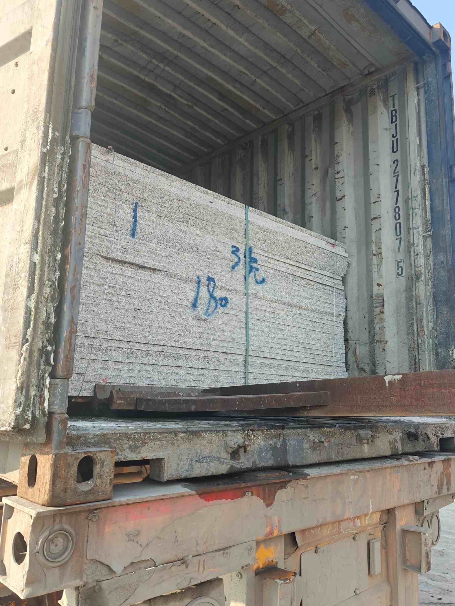 长春 芝麻白花岗岩石材3.0公分光面毛板装柜出货