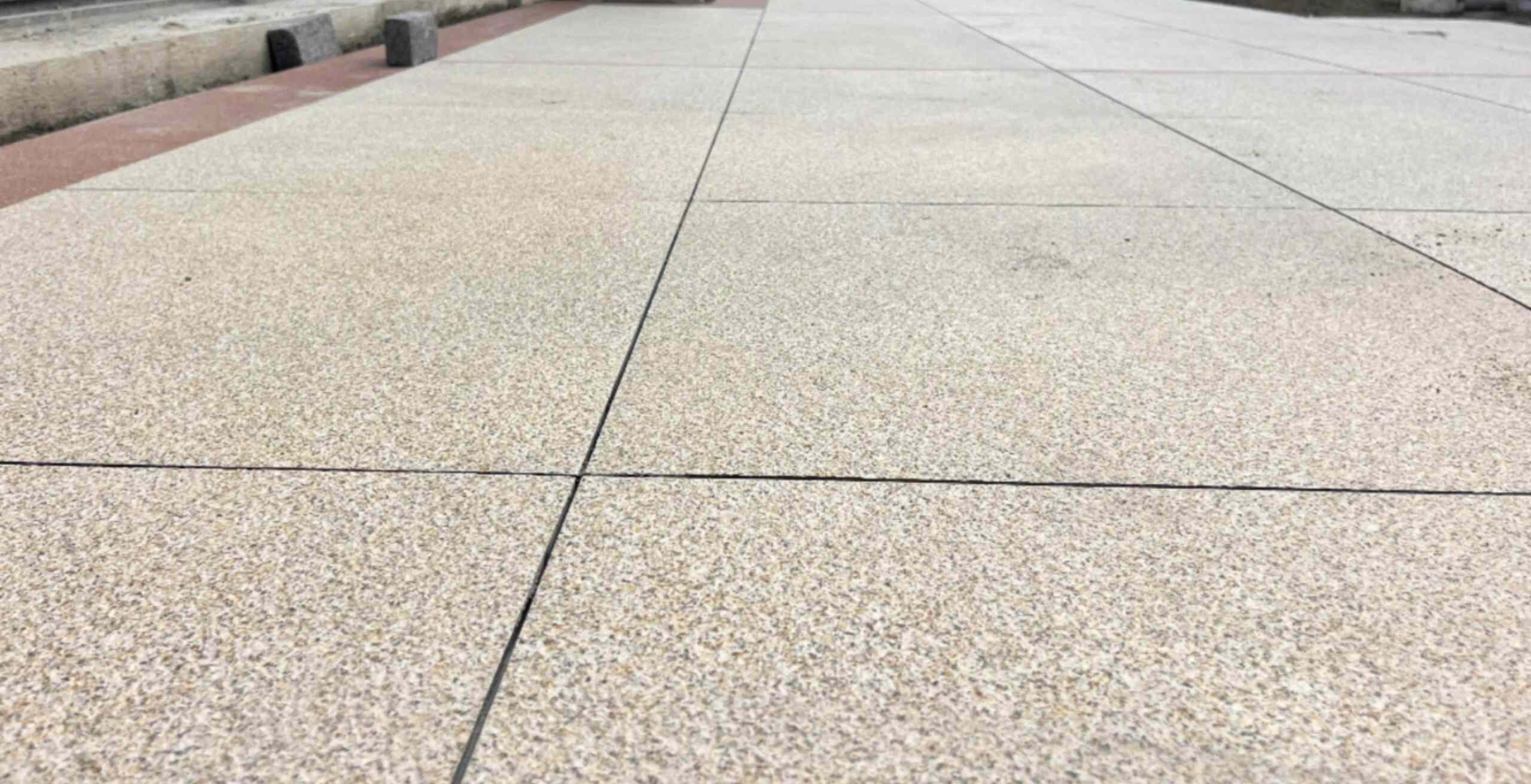 长春 黄金麻花岗岩石板材荔枝面地面铺装效果