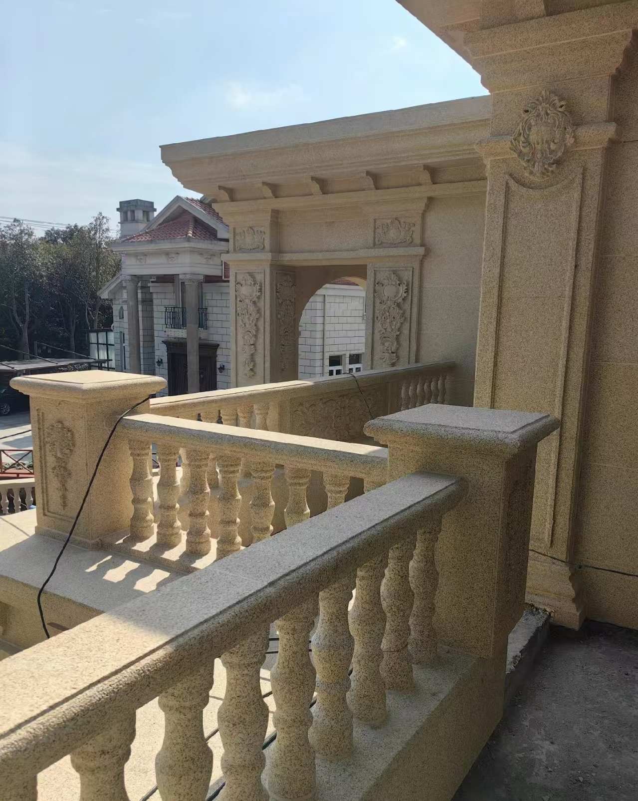 长春 黄金麻别墅外墙干挂雕花配合阳台栏杆花瓶柱