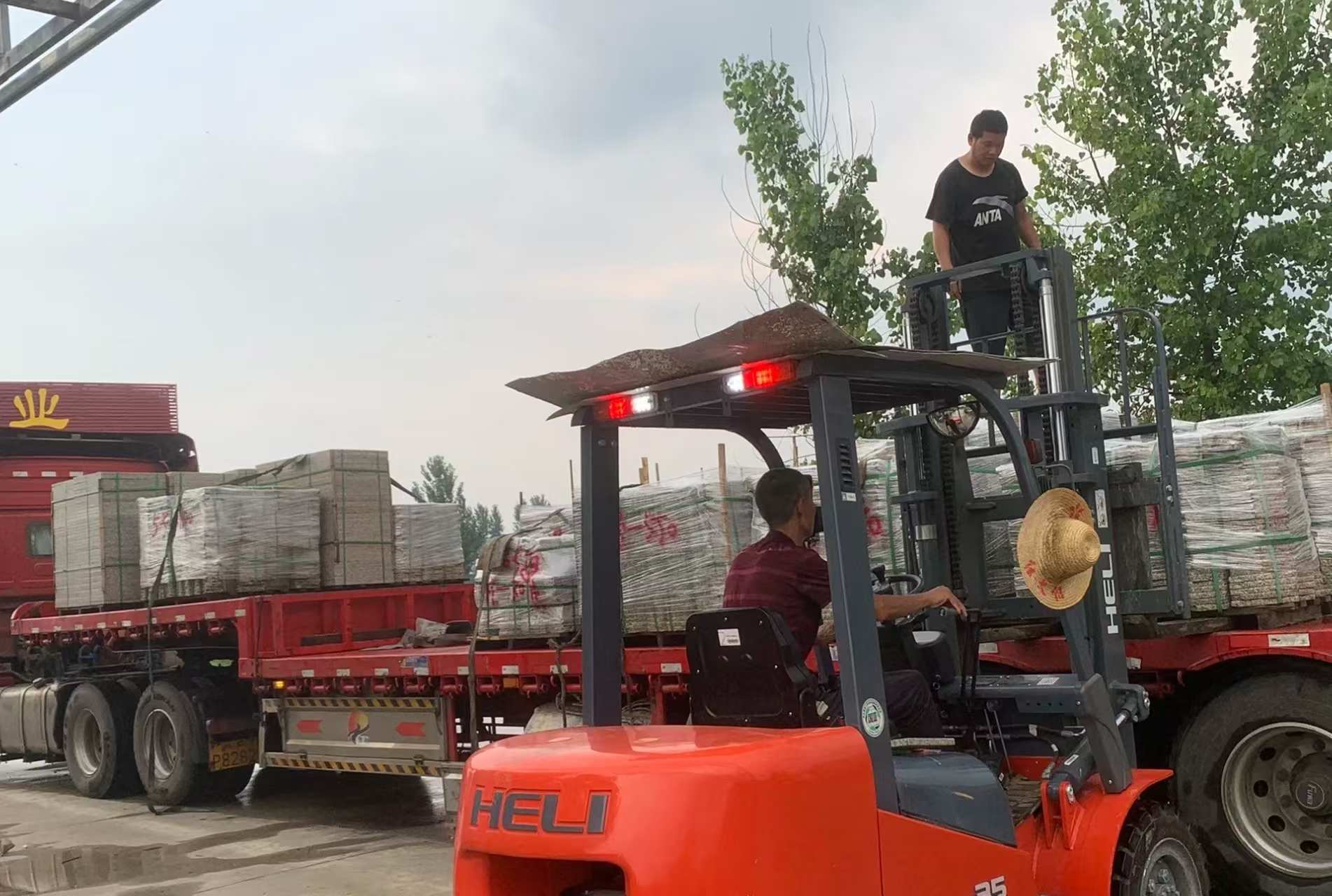 长春 黄金麻冰裂纹，地铺石装车