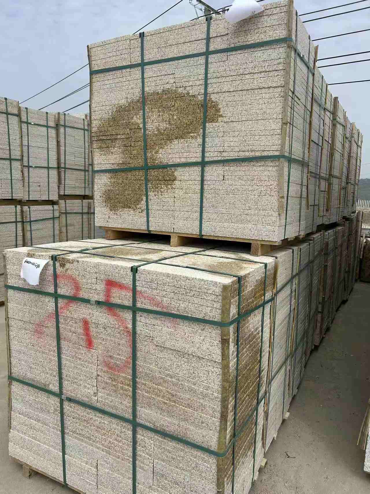 长春 黄金麻花岗岩石材荔枝面地铺石2.5*300*600