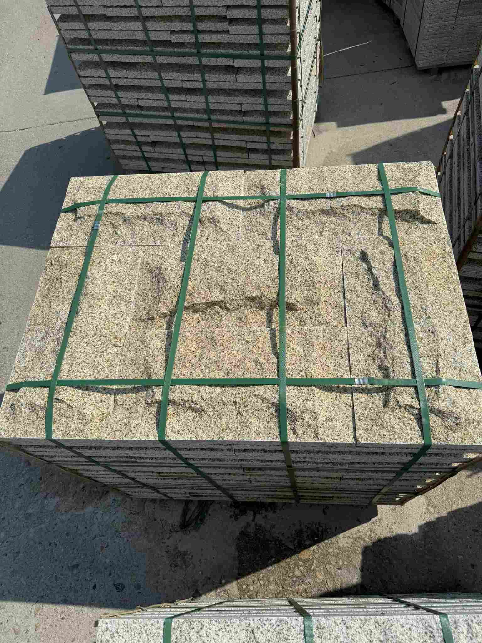 长春 黄金麻花岗岩石材自然面蘑菇石成品