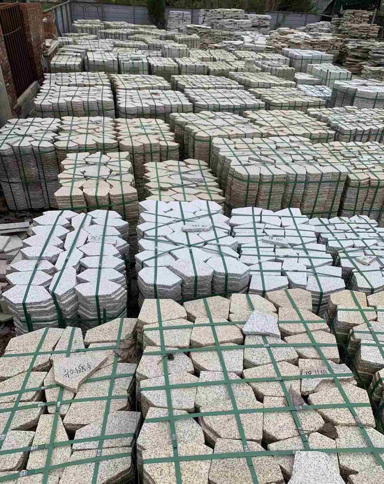 长春 黄金麻白麻花岗岩荔枝面地铺石(冰裂纹)