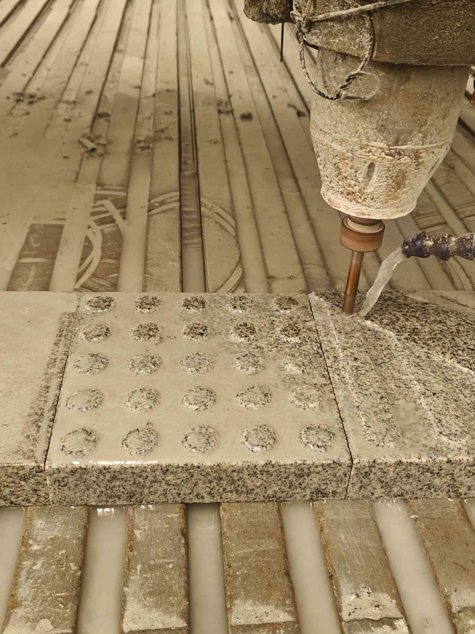 长春 芝麻白花岗岩石材盲人石、盲道石、盲点石