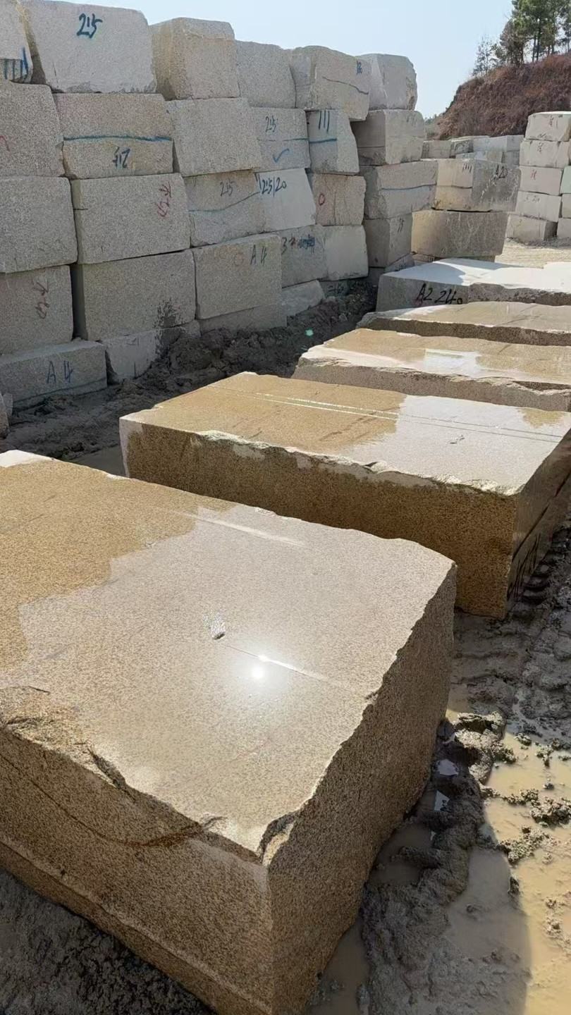 长春 黄金麻方料堆场洗料分选中，原材料充足