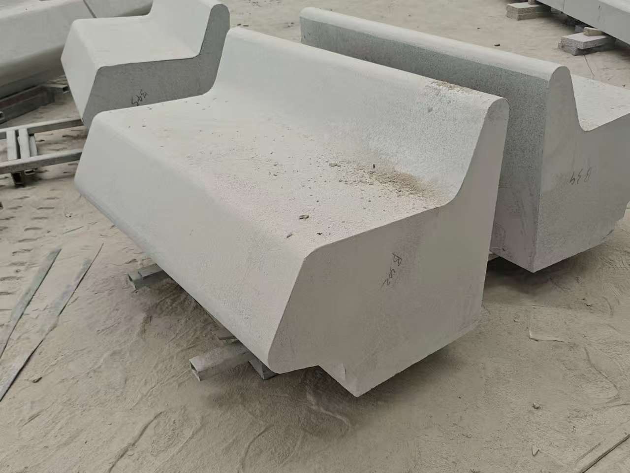 长春 芝麻白花岗岩异形坐凳，石凳