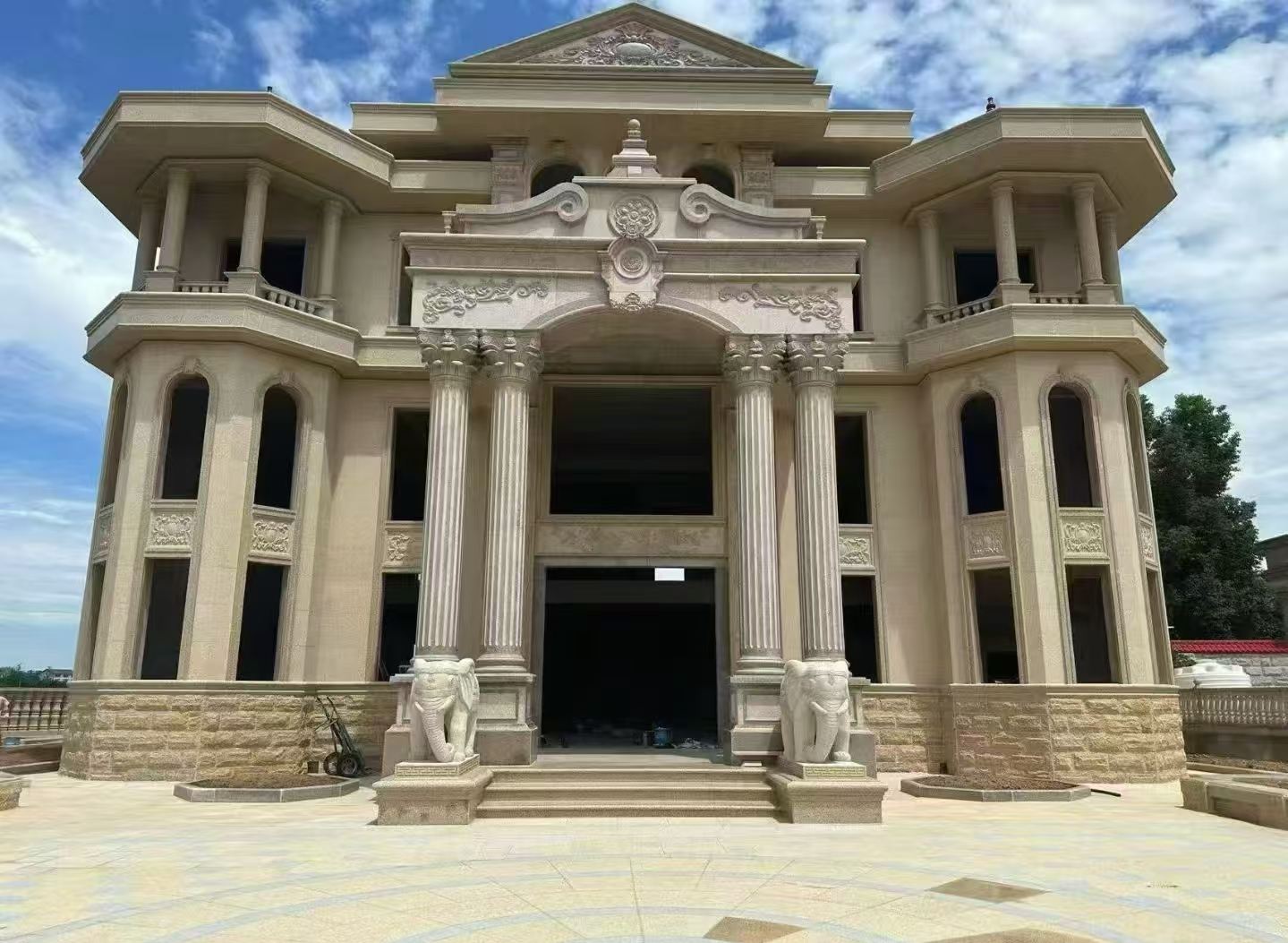 长春 黄金麻别墅外墙干挂，大柱，大象，蘑菇石，雕花板