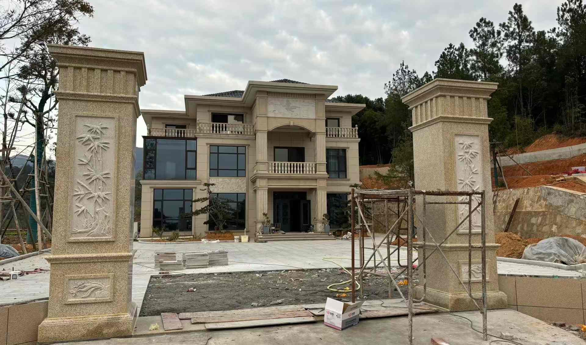 长春 黄金麻花岗岩别墅雕花外墙干挂配上门口雕花罗马柱