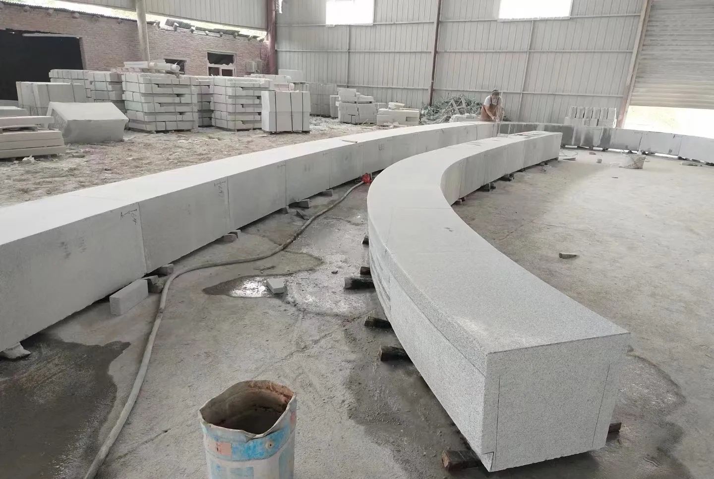 长春芝麻白花岗岩石板材 园林光面弧形坐凳