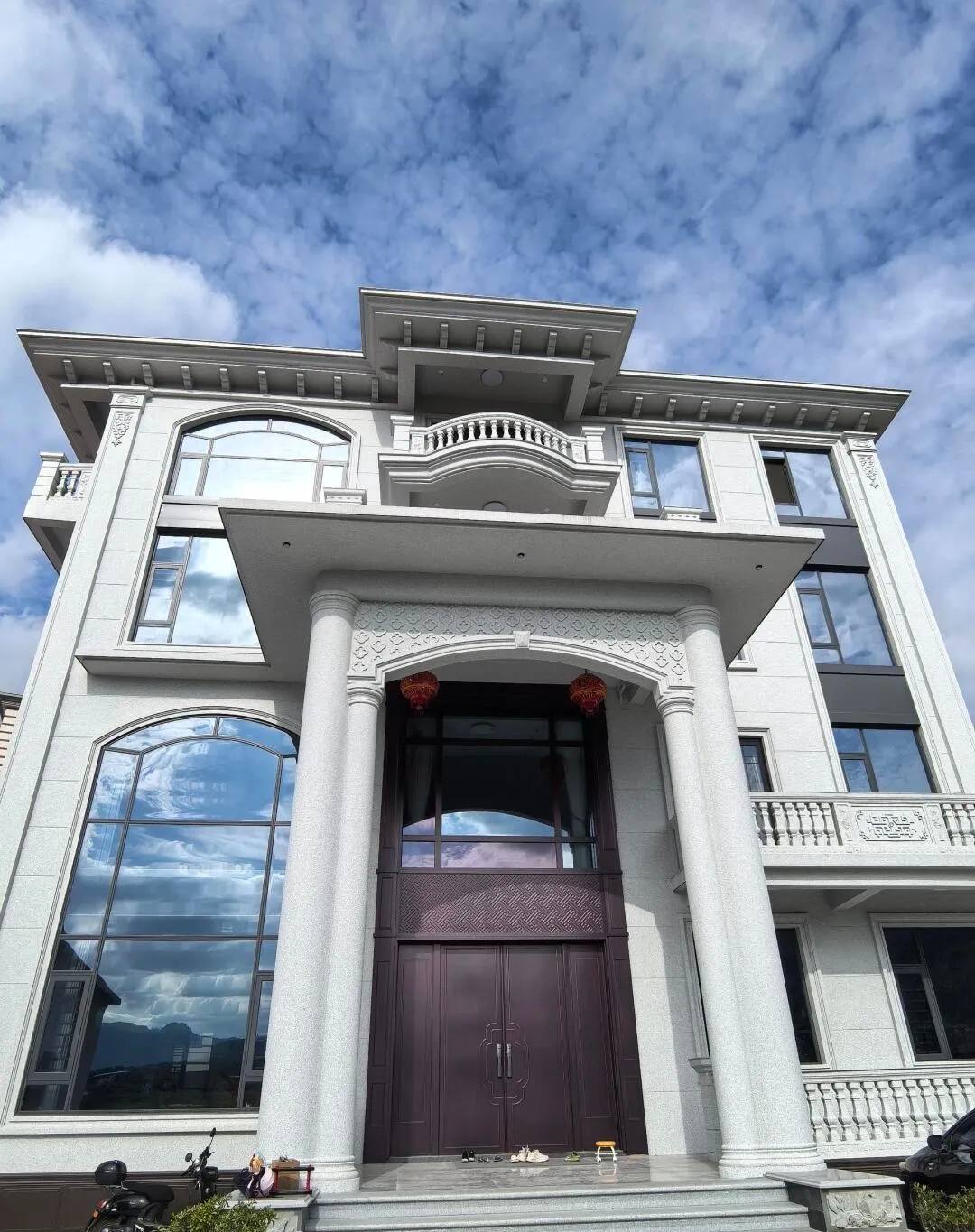 长春白麻别墅外墙干挂石材效果示例