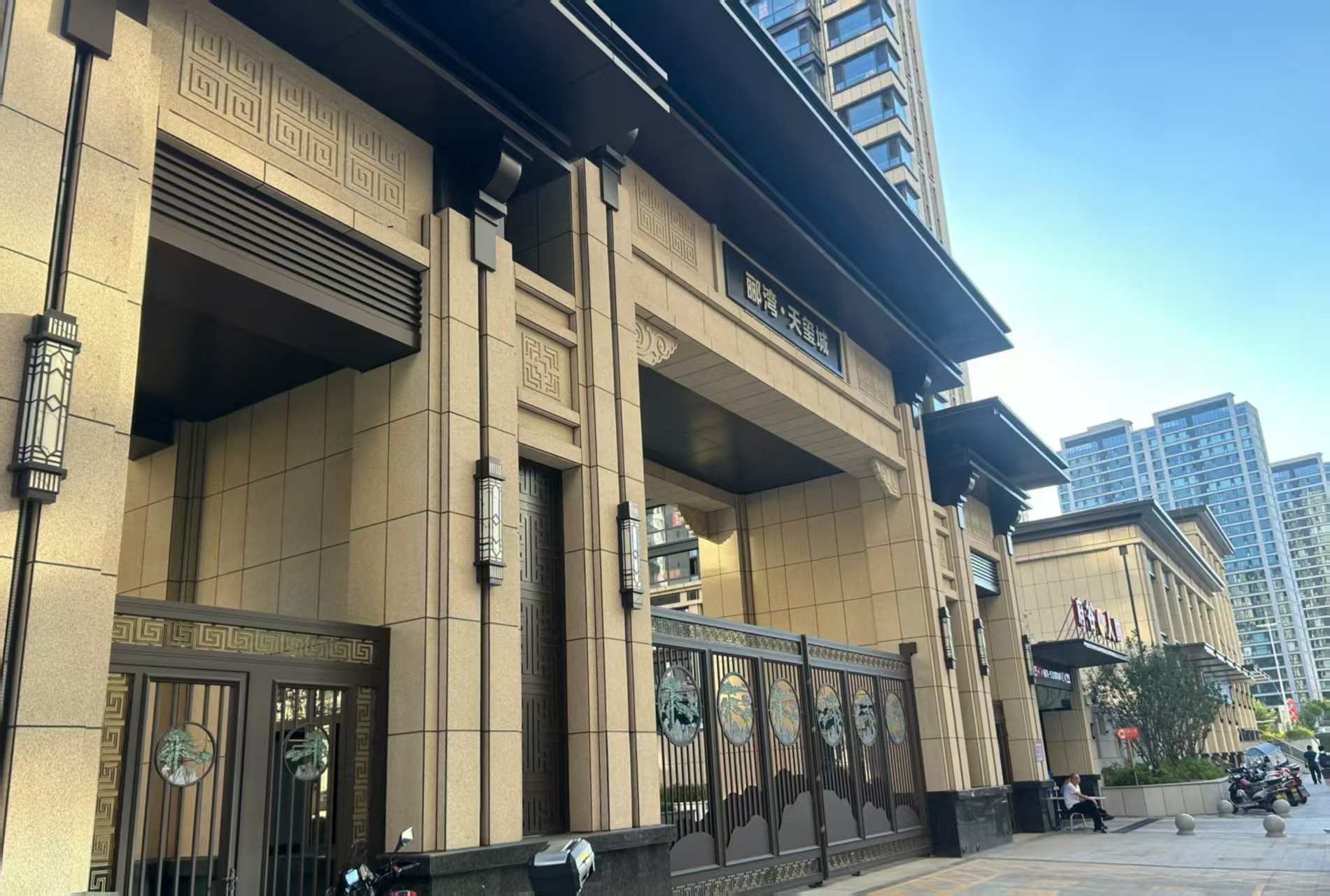 长春 黄金麻花岗岩荔枝面小区门楼外墙干挂