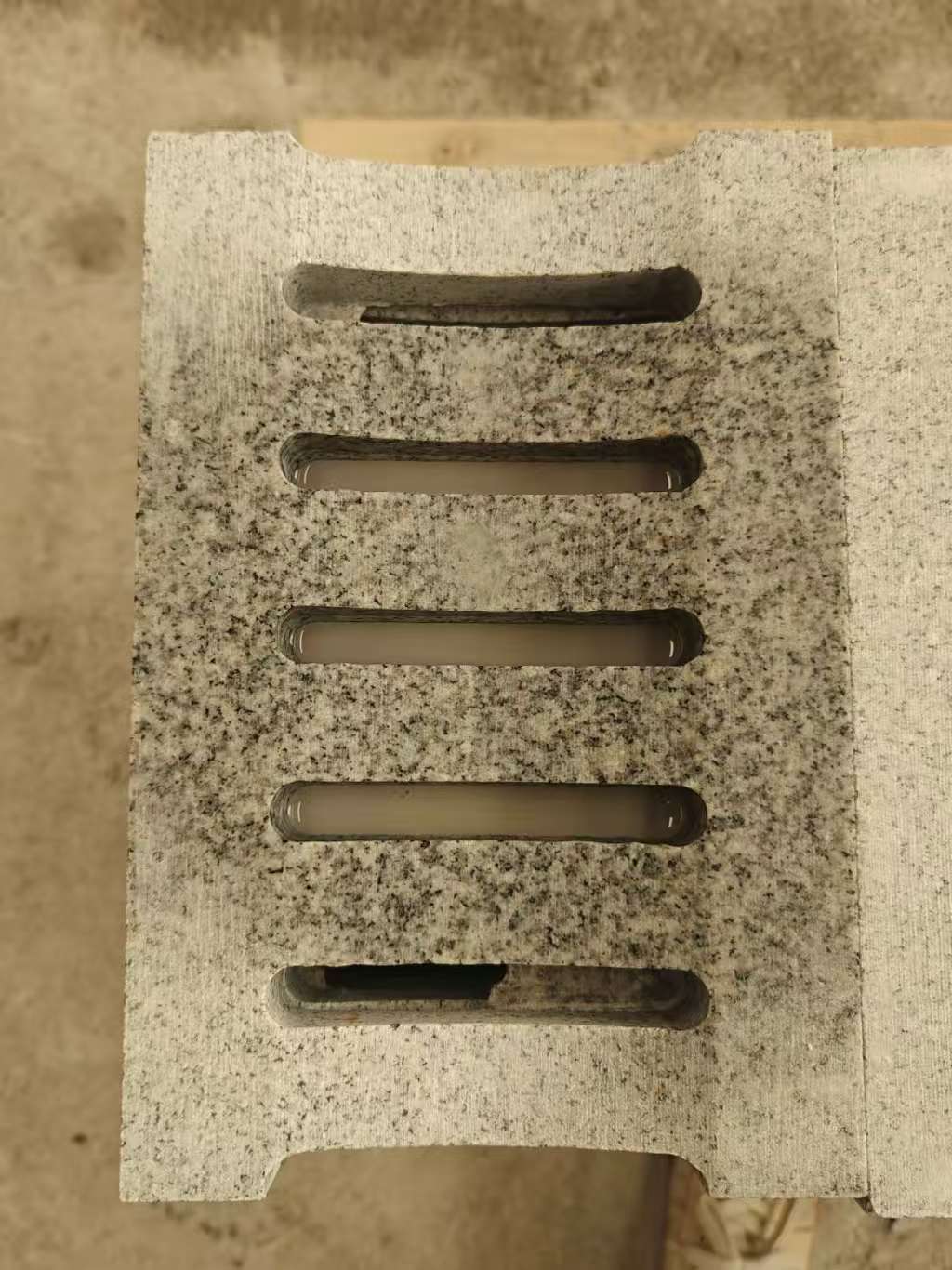 长春 芝麻白拉丝面花岗岩U型开槽排水槽